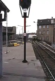 Westlicher Bahnhofs­kopf im Septem­ber 1990, die Sicht­blende über dem Schiff­bauer­damm war Bestand­teil der Grenz­anlagen