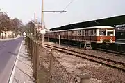 S-Bahnsteig mit Zug der Baureihe 276 auf Gleis 9 und Übergabegleis zur Strausberger Eisenbahn, 1991
