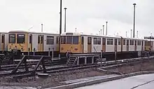 Doppeltriebwagen Baureihe&nbsp;D in Ost-Farbgebung in der Abstellanlage Hönow, dahinter ein EIII, 1991
