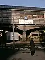 Südliche Mittelstütze des Hochbahnhofs, dahinter die Treppe zum Untergrundbahnhof, 1992