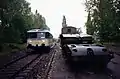 September 1994: Schienenbus der Dürener Kreisbahn passiert Trafo-Transportwagen