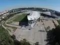 Das Stadion mit der neuen Haupttribüne und rechts daneben die Atlas Arena im August 2016