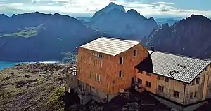 Nordseite der Totalphütte nach Wiederaufbau 2020 mit Blick nach Südosten.