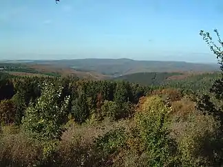 Blick vom Hühnerfeldberg im Kaufunger Wald zum Reinhardswaldmit (v. l. n. r.) Ahlberg, Gahrenberg (Bildmitte) und Staufenberg