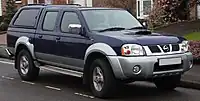 Nissan Navara Doppelkabine (2000–2004) mit Ladeflächenaufbau