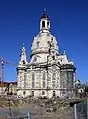 Ochsenaugen unter den Gebelfeldern und auf der Kuppel der Frauenkirche Dresden