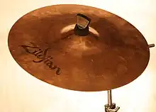 14″-Crash-Becken (ca. 36&nbsp;cm, Bronze) der Marke Zildjian mit sichtbarer Patina