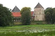 Wohnturm (rechts) von Schloss Rheda, Nordrhein-Westfalen