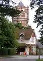 Der kleine Dorfladen,  dahinter der Wasserturm