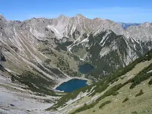 Soiernkessel mit Seen und Soiernhaus (rechts vom oberen See)