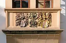 Erkerdetail (Allianzwappen, links: schönburgisches Wappen, rechts: Wappen der Burggrafen von Leisnig)