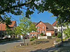 Kirchplatz mit Kirchbrunnen