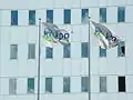 KPN-Flaggen vor dem Gebäude