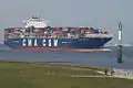 CMA CGM Andromeda (11.356&nbsp;TEU, Konstruktionstiefgang 15,5&nbsp;m und damit bis Juli 2010 größtes auf der Elbe verkehrendes Containerschiff) beim Glameyer-Stack im April 2009 mit 10,7&nbsp;m Tiefgang in Salzwasser tideunabhängig einlaufend