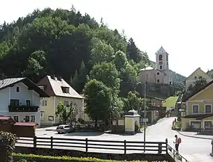 Blick auf den Ortskern mit Gemeindehaus (Zweites Haus von links) und Kirche