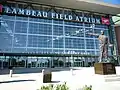 Der Haupteingang mit der Statue von Curly Lambeau im Vordergrund