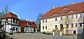Burghof mit Haupthaus (rechts) und Burgwärterhaus (links)