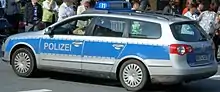 Streifenwagen VW Passat in neuer blau-silberner Farbgebung