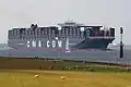 CMA CGM Christophe Colomb (13.880&nbsp;TEU, Konstruktionstiefgang 15,5&nbsp;m und damit seinerzeit größtes auf der Elbe verkehrendes Containerschiff) beim Glameyer-Stack am 13.&nbsp;Juli 2010 mit 13,3&nbsp;m Tiefgang in Frischwasser tideabhängig einlaufend