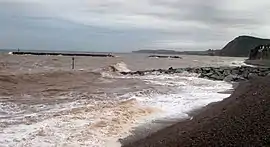 Sidmouth Bucht (rotes Meereswasser)
mit Blick zu Salcombe Hill