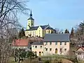 Sachgesamtheit Dorfkirche und Kirchhof Etzdorf mit folgenden Einzeldenkmalen: Kirche, Gedenktafel 1870/71 und Denkmal für die Gefallenen des Ersten Weltkrieges mit gärtnerischer Anlage (siehe Einzeldenkmal 08955716) sowie folgenden Sachgesamtheitsteilen: alte und neue Einfriedungsmauer des Kirchhofs