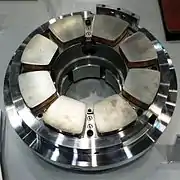 segmentierte Lauffläche des Axiallagers einer Schiffswelle. Zwischen den Segmenten kann das Schmiermittel an die Lagerfläche treten.