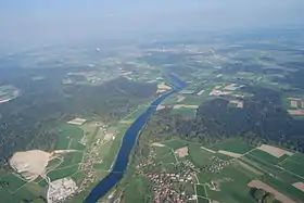 Blick auf die Aare mit verschiedenen Gemeinden, darunter Berken (oberhalb des Waldes rechts von der Bildmitte)