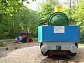 Dampflokomotive Anna 9 und Dampfwalze im Hintergrund