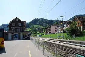 Das Bahnhofsgebäude Brunnadern-Neckertal wurde 2017 abgebrochen, um Platz zu schaffen für die Neugestaltung des Bahnhofs­areals.