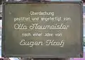 Gedenkschild an der Zeltdachkonstruktion