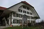 Berner Bauernhaus im Dorf