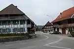 Oberdorf mit Fachwerkhäusern. Rechter Bildrand Restaurant Linde, dahinter ehemalige Säge
