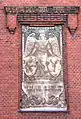 Bild an der Fassade einer Schule