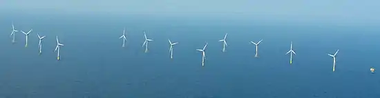 Der Offshore-Windpark alpha ventus von Süden gesehen,rechts die Umspannstation (Luftbild im Mai 2012)