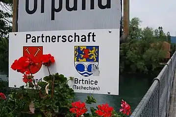 Ortsschild, das auf die Gemeindepartnerschaft mit Brtnice verweist