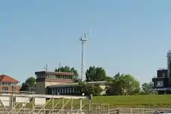 Die Seefahrtschule von der Elbe aus.