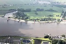 Blick über die Weser zur Juliusplate mit dem Leuchtturm Juliusplate und dem Anfang des Warflether Arms der Unterweser (nach links)