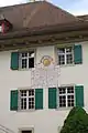 Sonnenuhr auf dem Gästehaus des Klosters