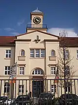 Mittelbau der Kaserne