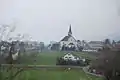 Blick aus dem Zug auf Dorf und Kirche
