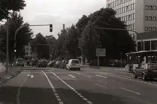 Der Individualverkehr wird durch die vorgeschaltete LSA angehalten. Die Auslösung erfolgte durch Passieren einer in der Busspur eingelassenen Induktionsschleife.