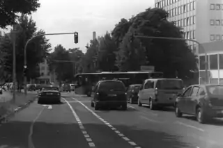 Der Bus kann zum Linksabbiegen am nachfolgenden Knotenpunkt (ca.&nbsp;30m) alle Spuren queren. Die Freigabe des Individualverkehrs wird zeitlich versetzt vorgenommen.