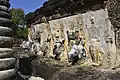 Stuckrelief und Elefanten am Sockel der Chedi