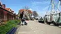 Mauer um den Sielhafen Neuharlingersiel mit senkrechten Betonpfählen zur Aufnahme von Dammbalken bei Sturmflut