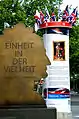 Zur 300-Jahr-Feier der Personalunion zwischen Großbritannien und Hannover informierte eine eigens aufgestellte Litfaßsäule zur Landesausstellung Als die Royals aus Hannover kamen unter anderem über Leibniz Forschung zur Welfengeschichte