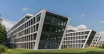 Schiffsbugähnliche Kopfbauten von „Rheinwerk 3“