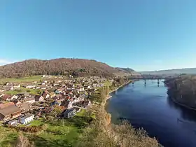 HemishofenIm Hintergrund Wolkensteinerberg und rechts Rhein mit Hemishofer Eisenbahnbrücke