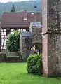 Blick über das Kirchhofs- und ehemalige Kirchenportal zum Rathaus der Gemeinde  Hesseneck