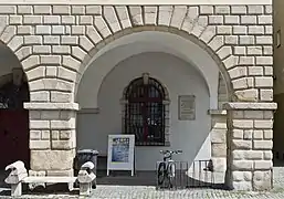 Stirnlaube im Erdgeschoss