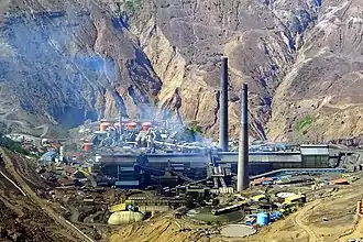 Die Kupferhütte Caletones mit der charakteristischen Rauchentwicklung, die noch im 80&nbsp;km entfernten Santiago einen beachtlichen Anteil an der Luftverschmutzung hat.